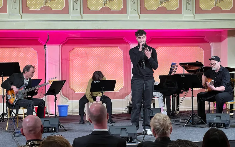 Auch TVOG-Teilnehmer Roman Pocta singt „I Want To Be Yours“