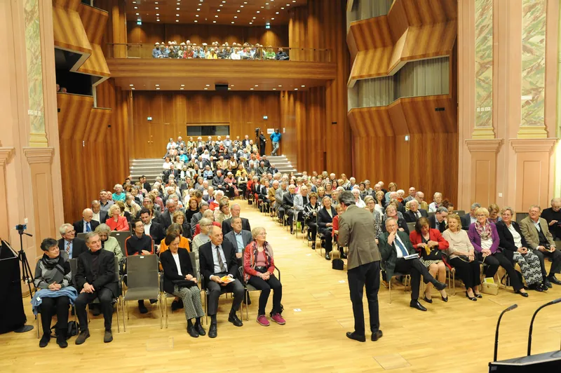 Begrüßung durch Intendant Bernhard Schneider