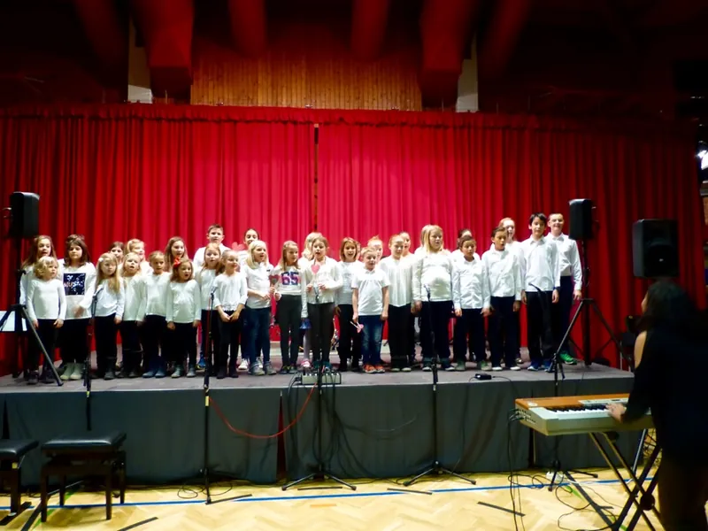 Der Kinderchor in Aktion …