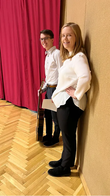 Gesang und Gitarre (wartend)