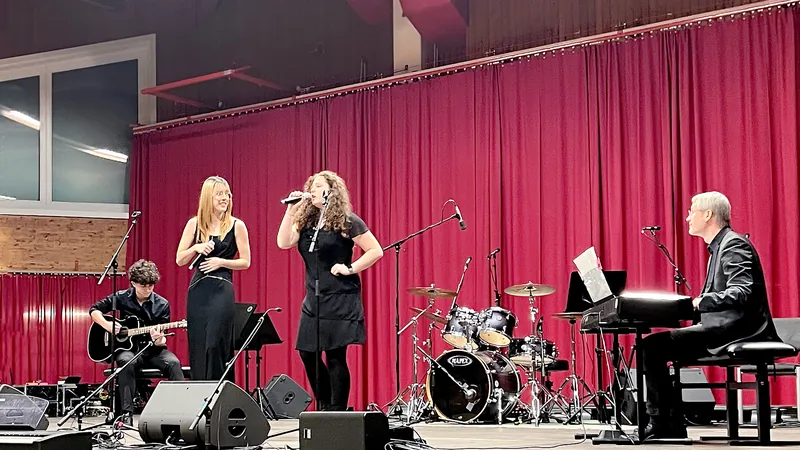 Gesangs-Duo & Band – „Ain’t No Mountain High Enough“