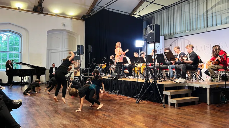 Gitarrenorchester mit der Rhythmikgruppe Laxenburg