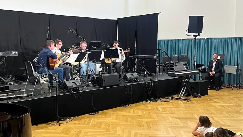 Gitarrenquartett »40 fingers« – »Happy« (Pharrell Williams)