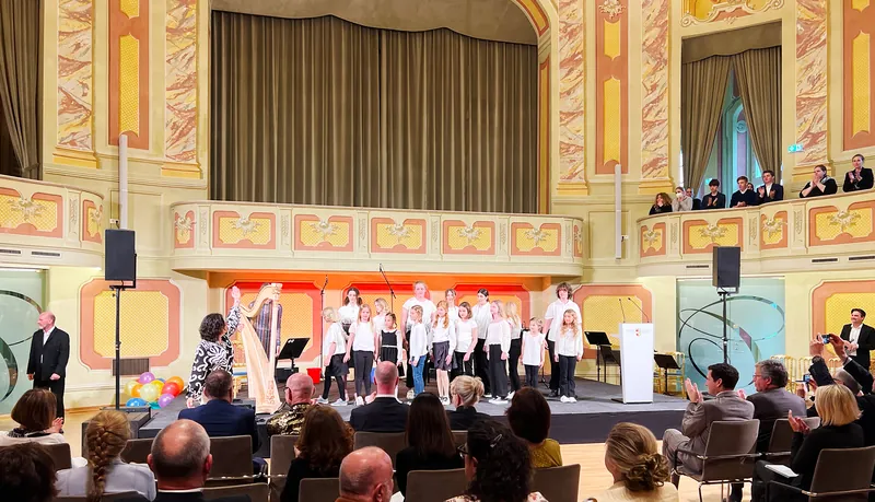 Kinderchor, Jugenstimmbildung und Harfe gratulieren mit „Applaus, Applaus“!