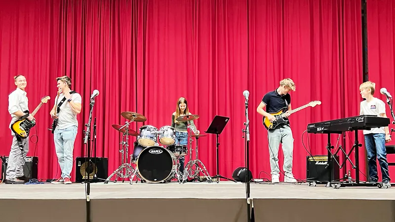 Mini-Rockband (sich verbeugend)