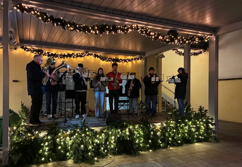 Musikschul-Ensembles beim Adventmarkt in Biedermannsdorf (1)