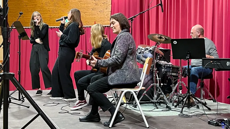 Pop-Ensemble – »Survivor Cover Version«