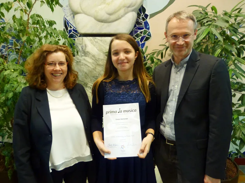 Vivian-mit-Urkunde_web