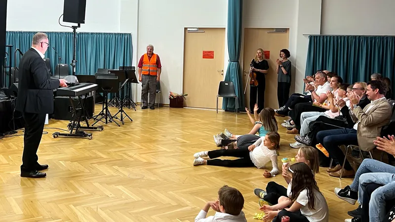 Wir gratulieren Schulwart Günter Bohrn ganz herzlich zu seinem 65er!