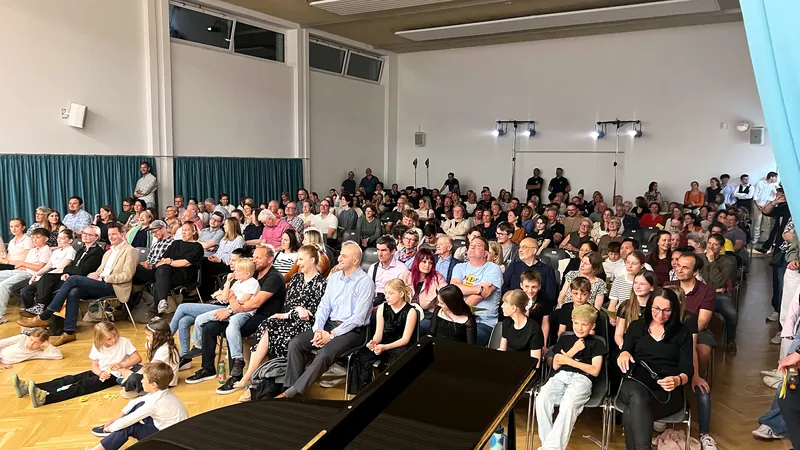 Zahlreiches Publikum in der Multifunktionshalle des Bildungscampus Laxenburg