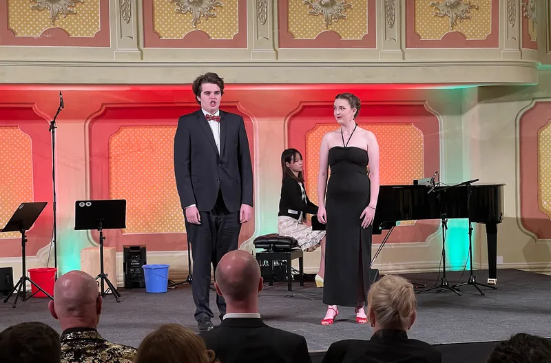 »prima la musica«-PreisträgerInnen Tanja Weiss & Julian Wakley vermitteln
