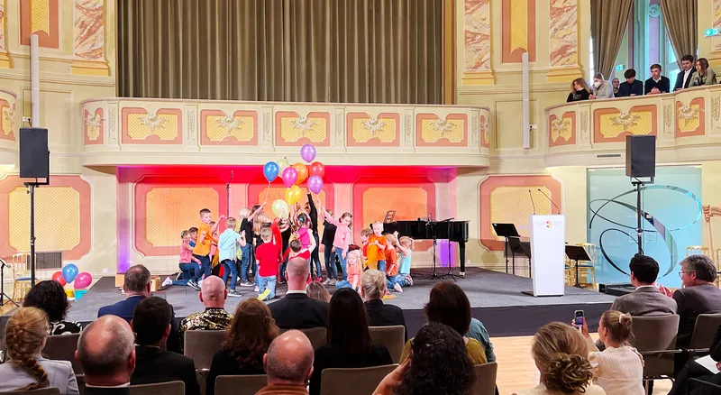 „Ein musikalischer Blumenstrauß“ der Kinder der tänzerisch-rhythmischen Bewegungserziehung und der Gruppen Elementares Musizieren