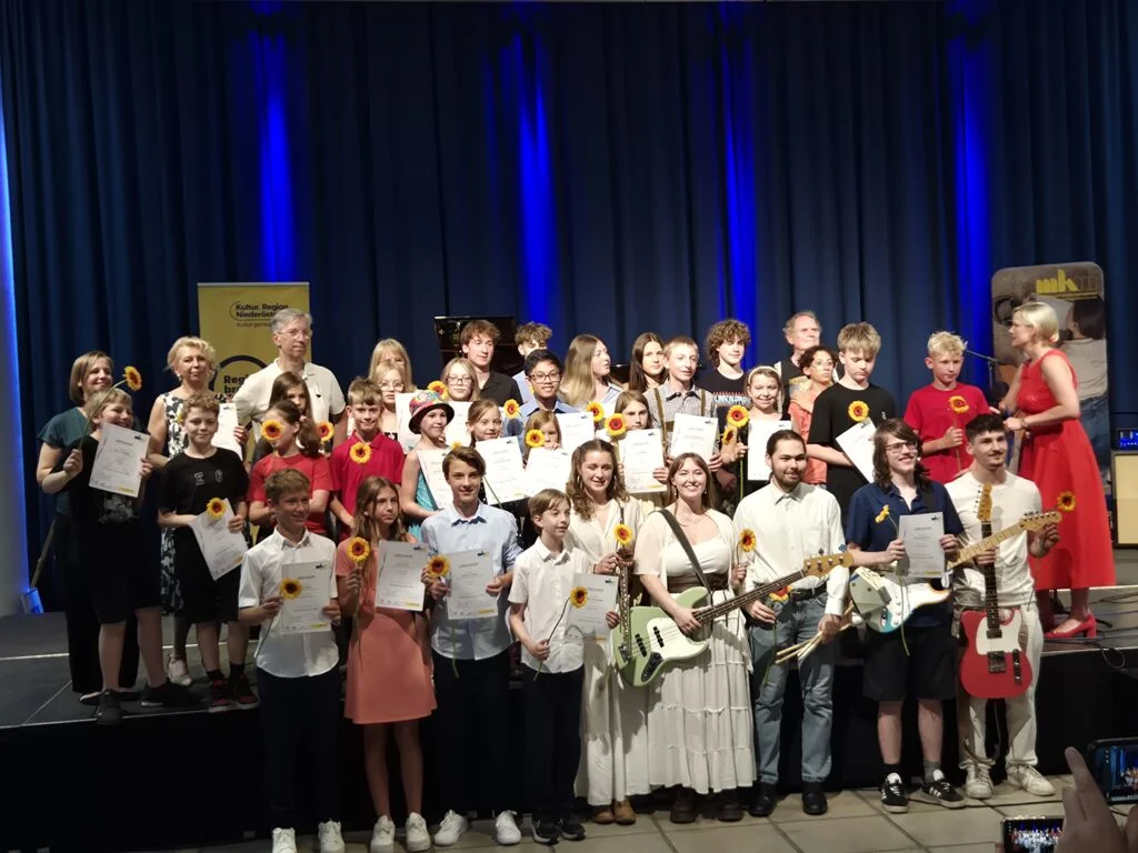 Die teilnehmenden jungen Komponist:innen beim Abschlussbild im Atrium Tulln