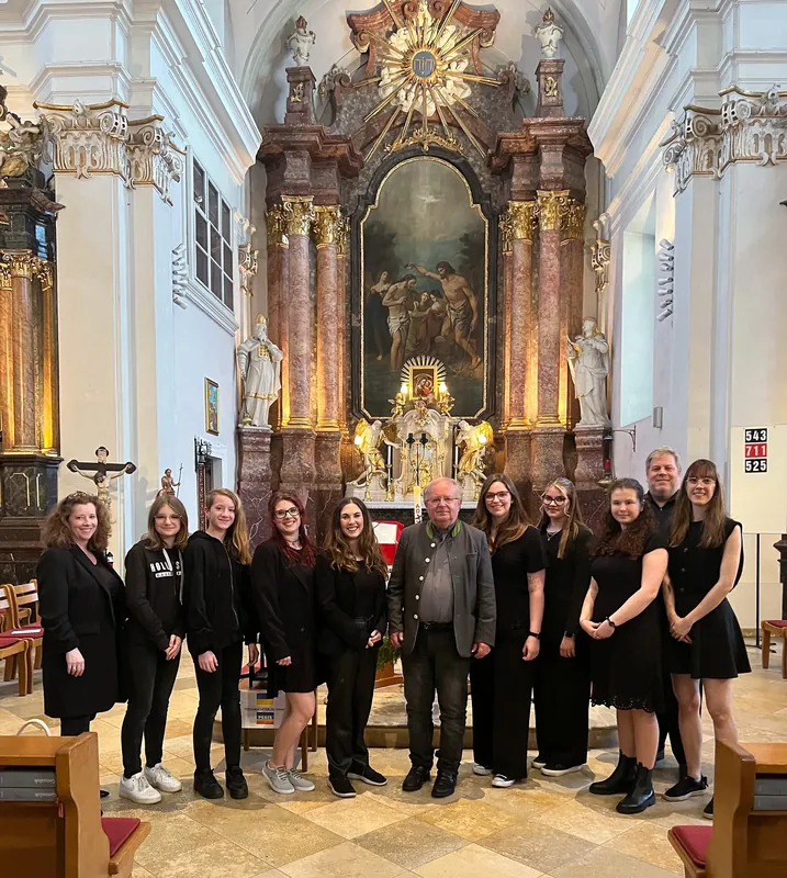 Die Sängerinnen mit ihrer Lehrerin Barbara Viktoria Ruf, Pfarrer Bernhard Mucha und Organist Patrick Pascher