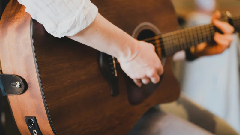 Gitarre hand anschlag nahaufnahme