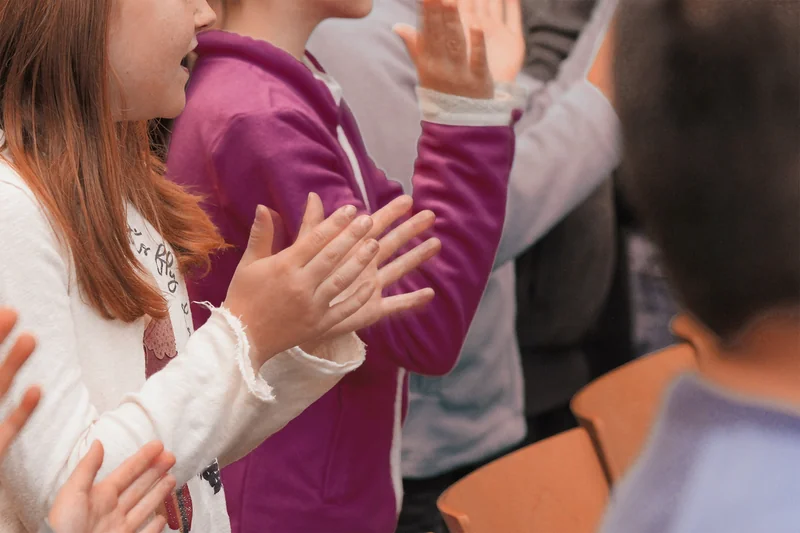 Kinder klatschen gemeinsam