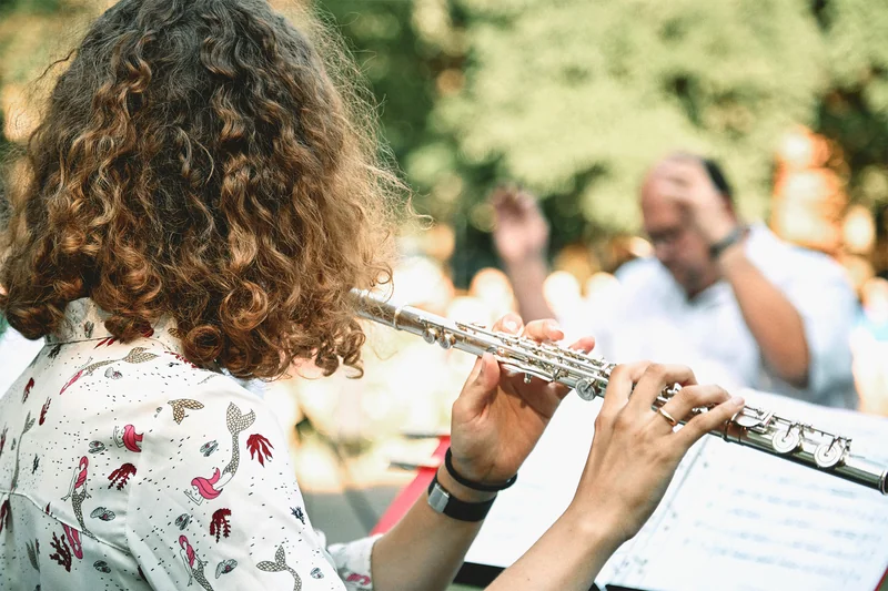 Querfloete frau spielt outdoor